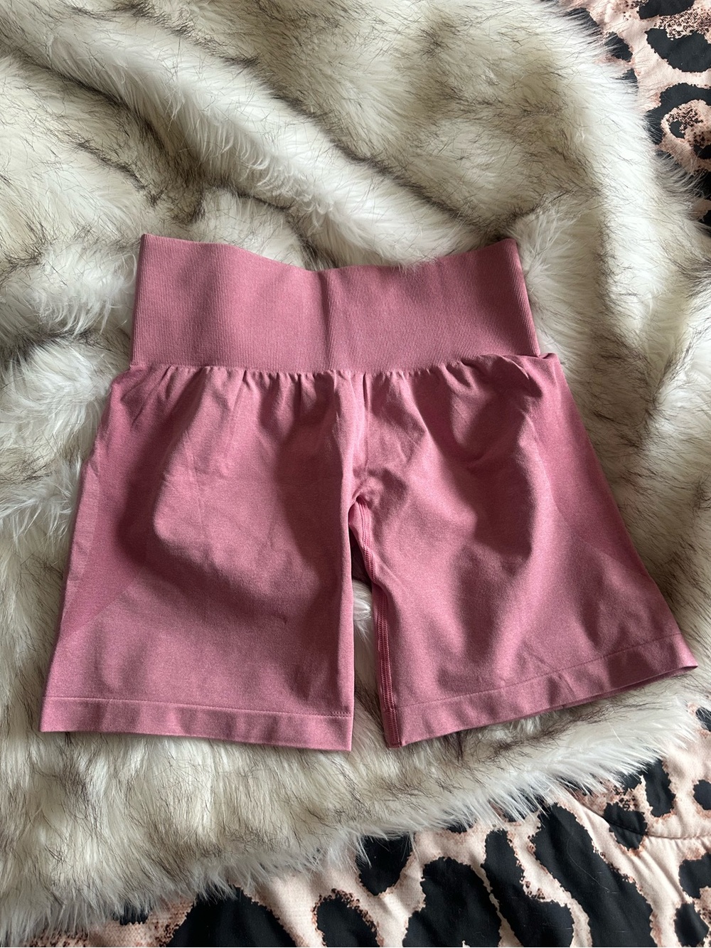 NVGTN Mid Rise Contour Seamless Shorts